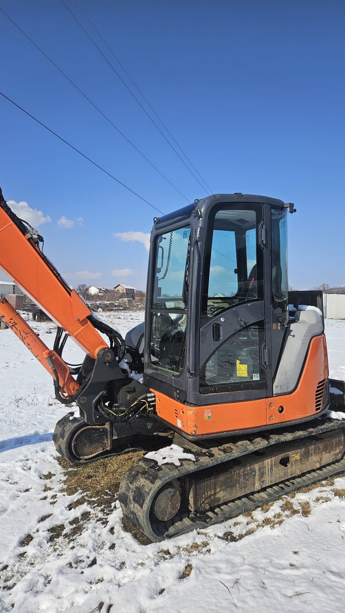 Miniexcavatoare Kubota și Hitachi ale HCN Construct pregătite de lucru