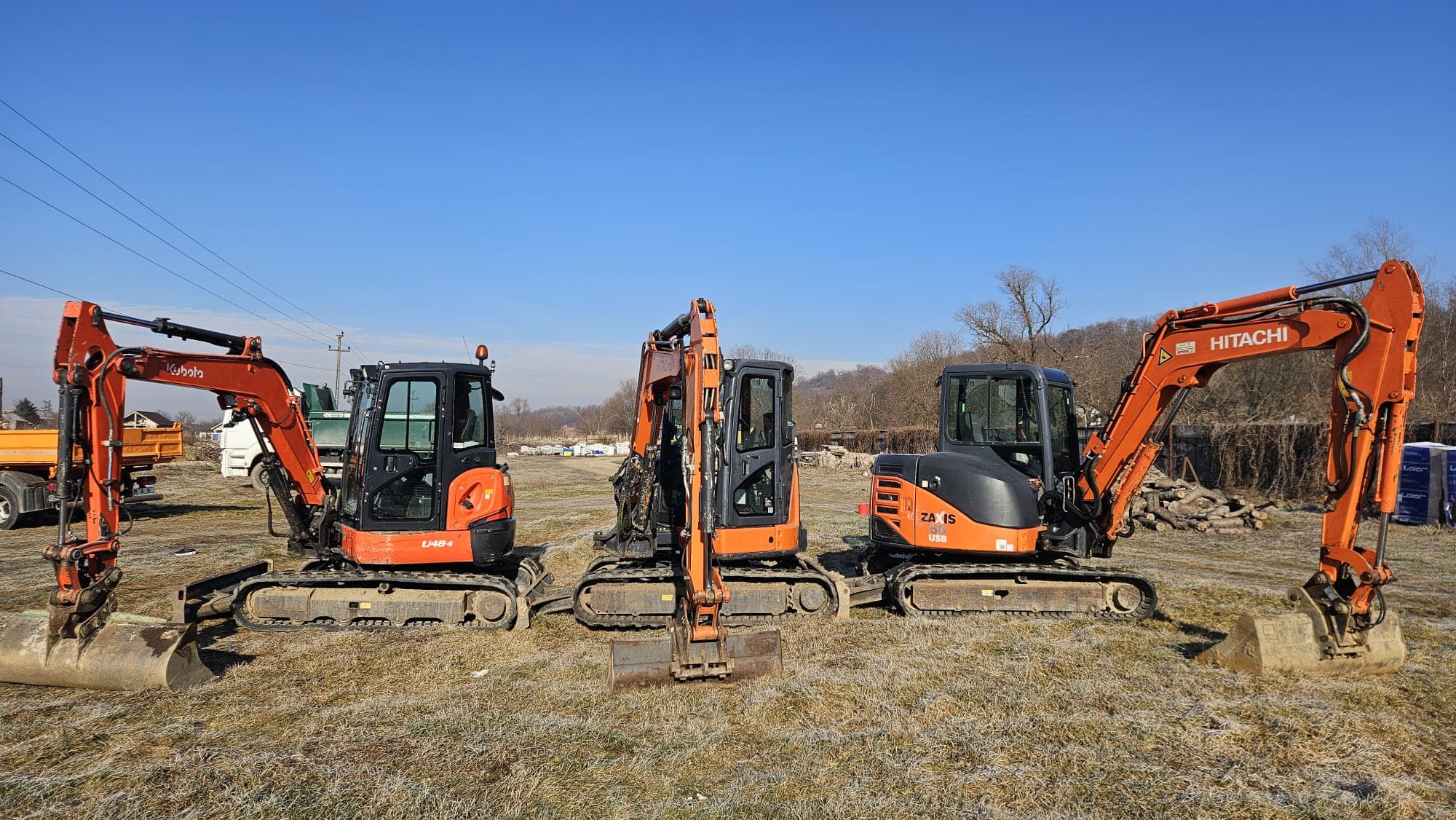 Utilajele și camioanele HCN Construct pregătite pentru lucrări de excavații