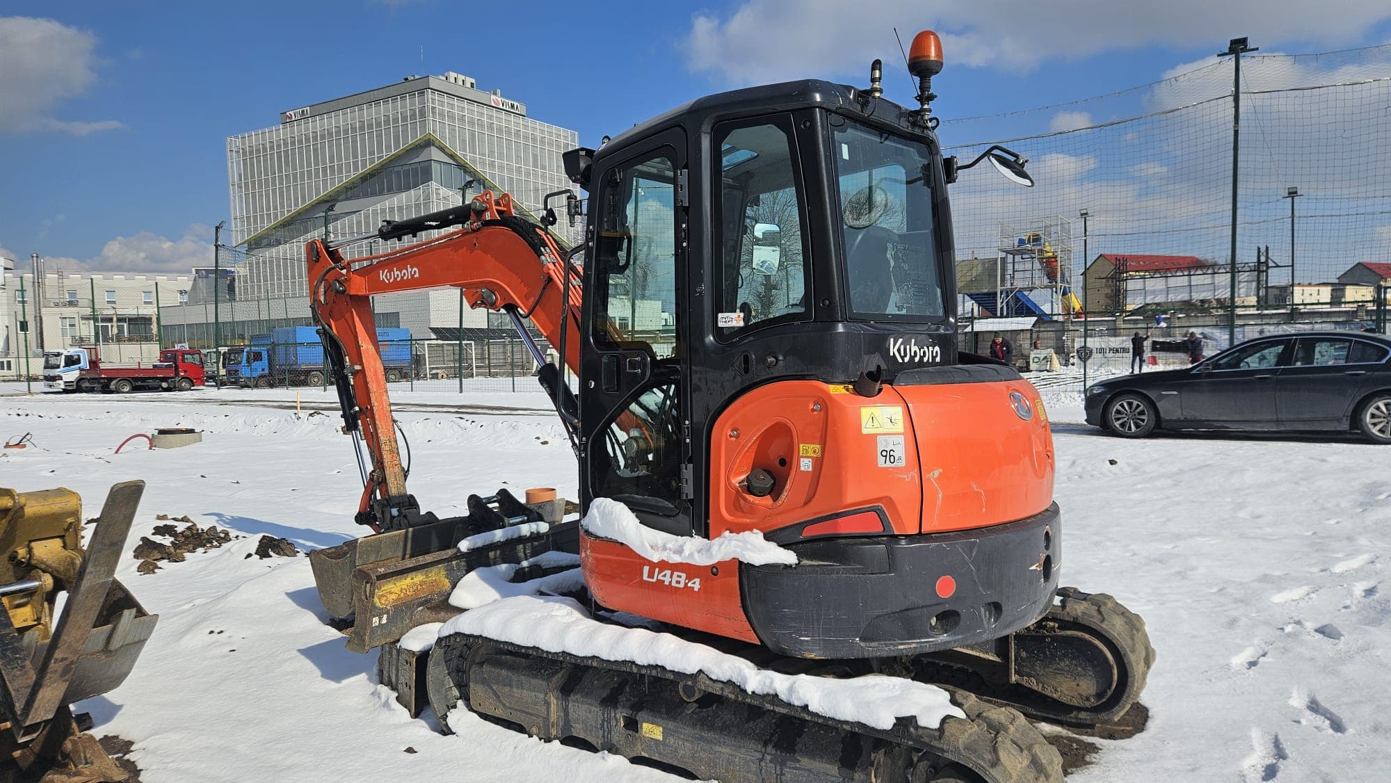 Miniexcavator Kubota U48-4 al HCN Construct pe un șantier urban din Sibiu