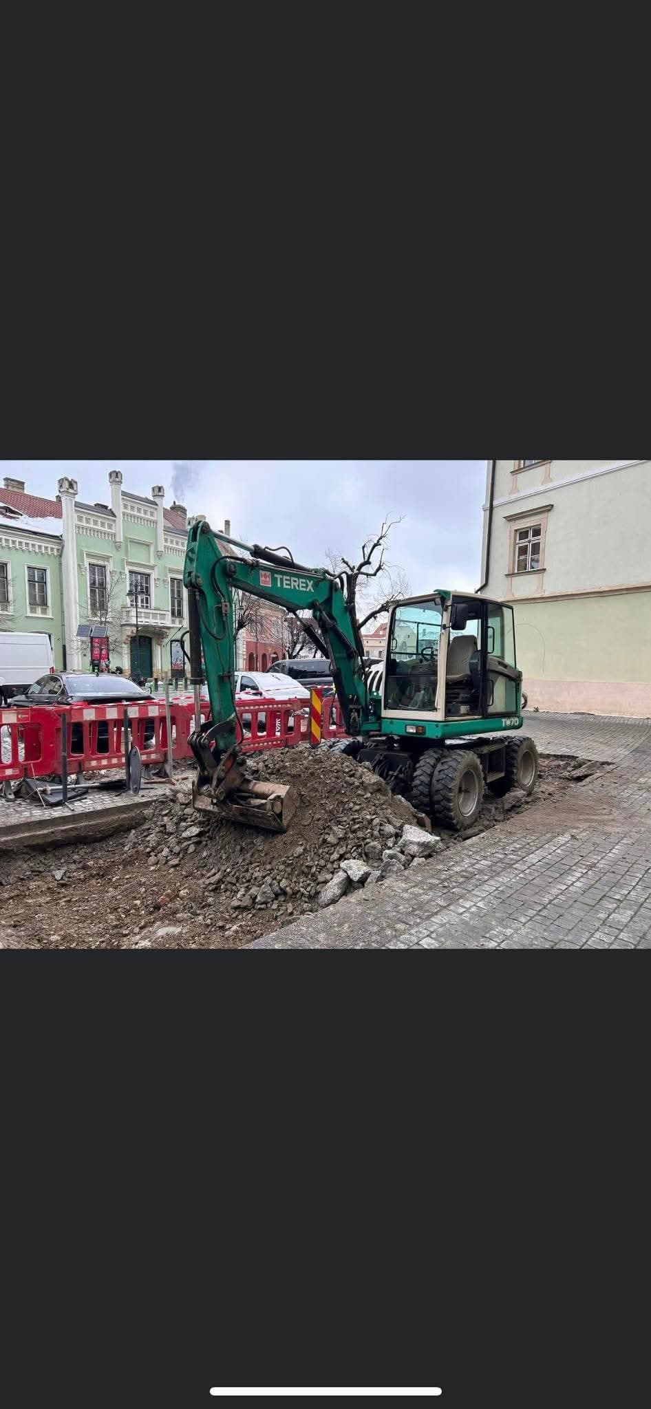 Încărcător compact New Holland al HCN Construct pe un șantier rural