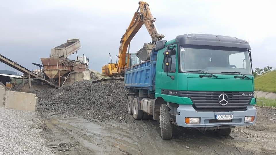Excavator pe roți Terex TW70 al HCN Construct la o lucrare de reamenajare stradală