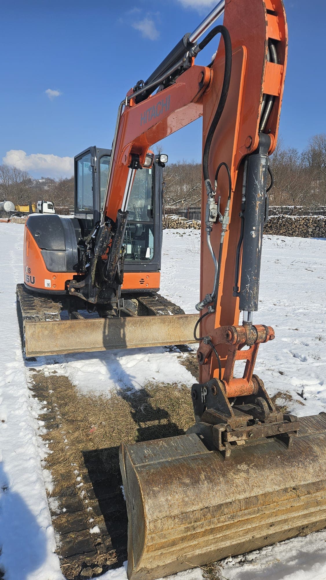 Transport utilaje HCN Construct cu autocamion MAN și remorcă pe timp de ceață