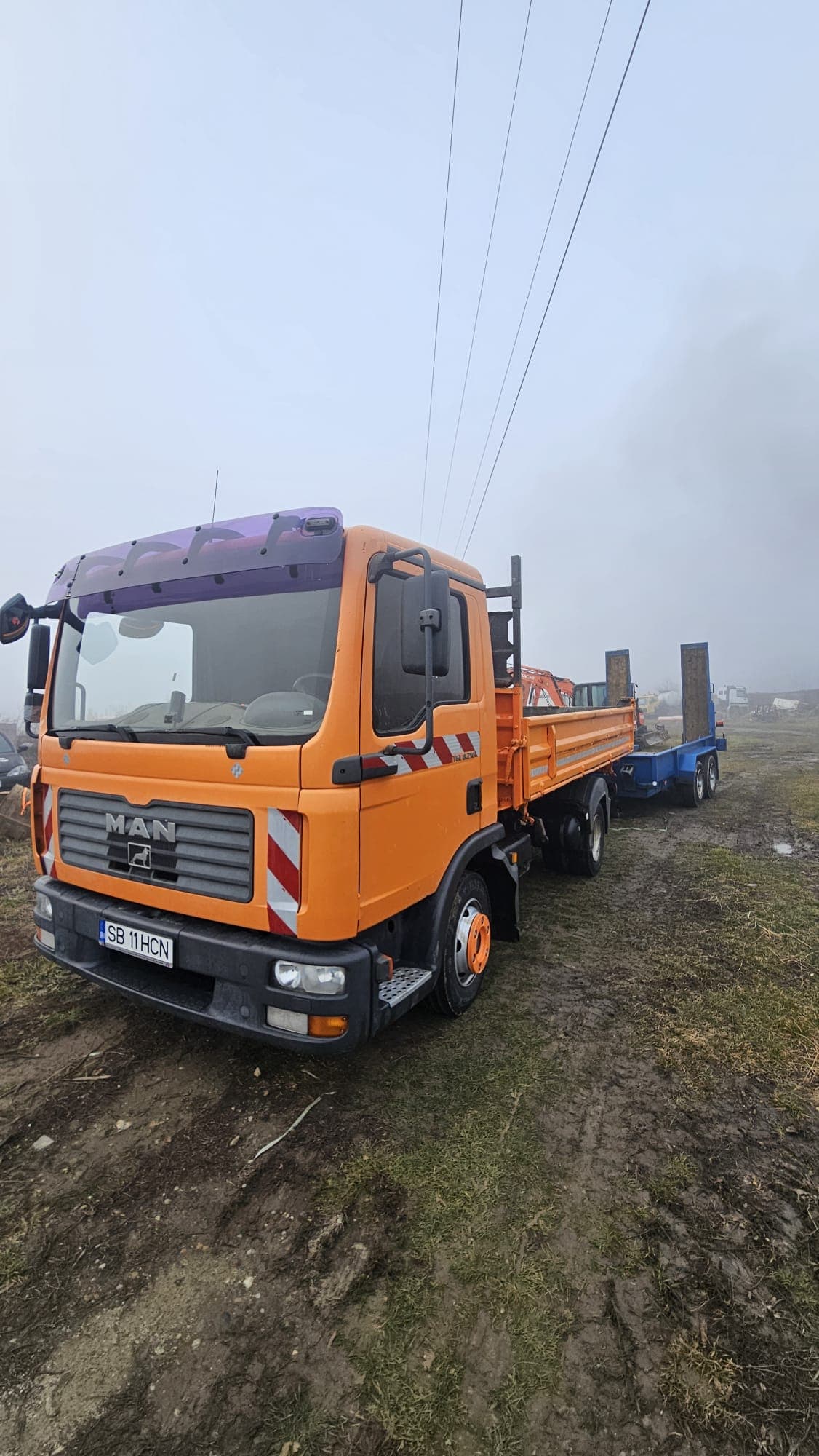 Flota HCN Construct: autobasculante MAN și miniexcavatoare Hitachi și Kubota pe teren