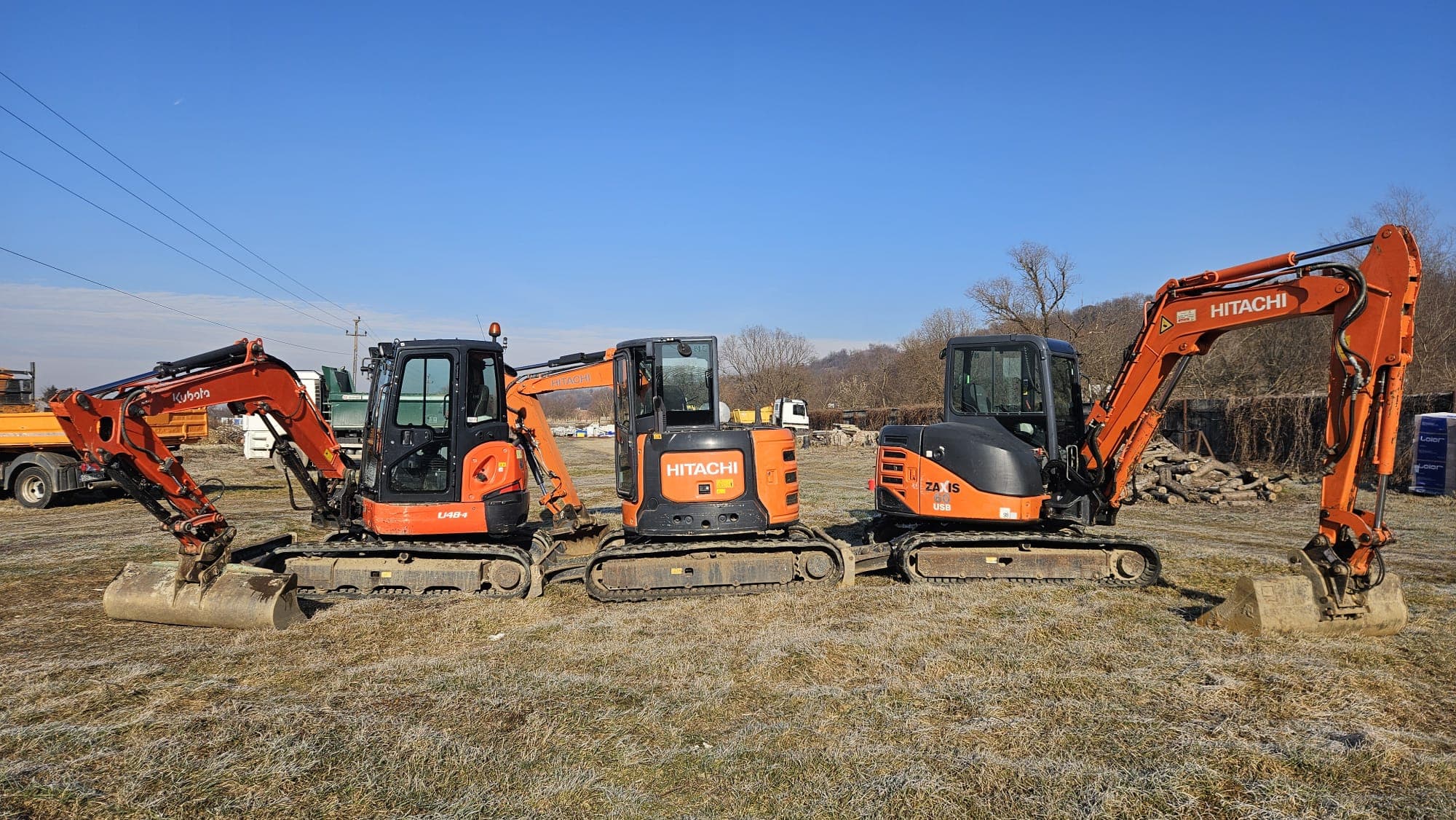 Flota de miniexcavatoare Hitachi și Kubota a HCN Construct alineată pe teren